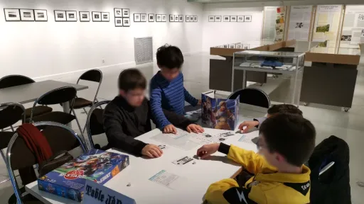 De jeunes joueurs et MJ en pleine partie de D-Start